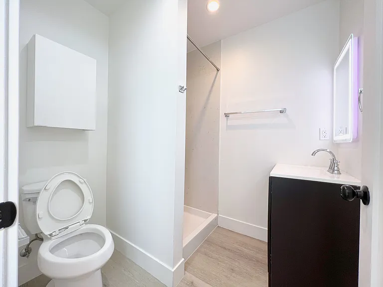 1353 1/4 W 37th St #4 — Photo 14