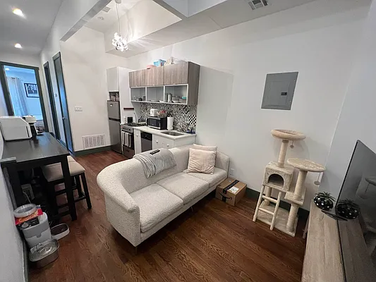 Rented by Delmark Realty LLC | media 32