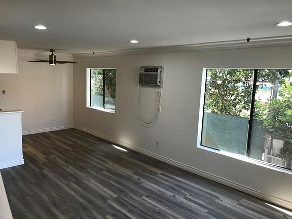 5th image of 6450 Woodman Ave APT 7