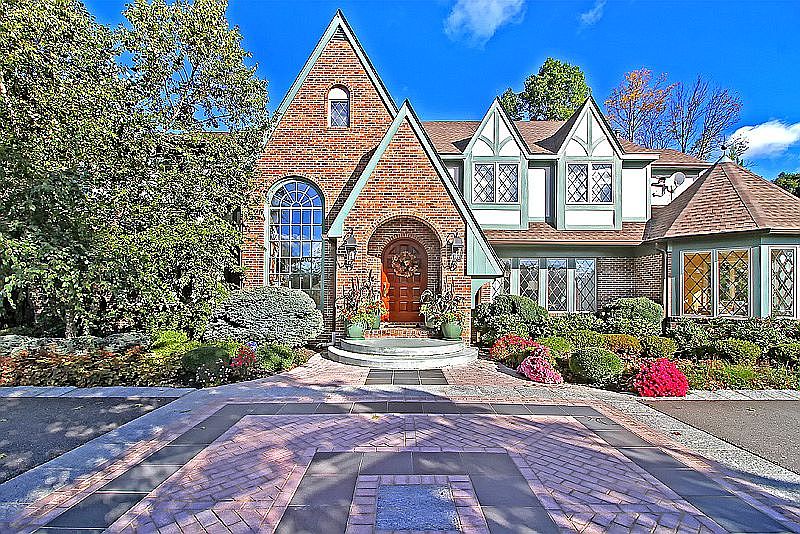 1st image of 12 Carriage Hill Dr