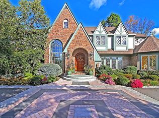 12 Carriage Hill Dr, Far Hills, NJ 07931