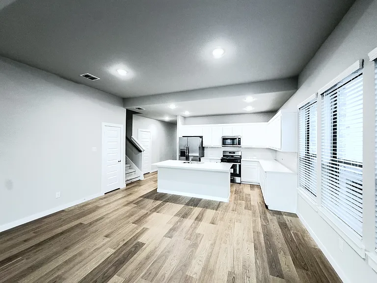 566 Silver Springs Ln — Photo 5