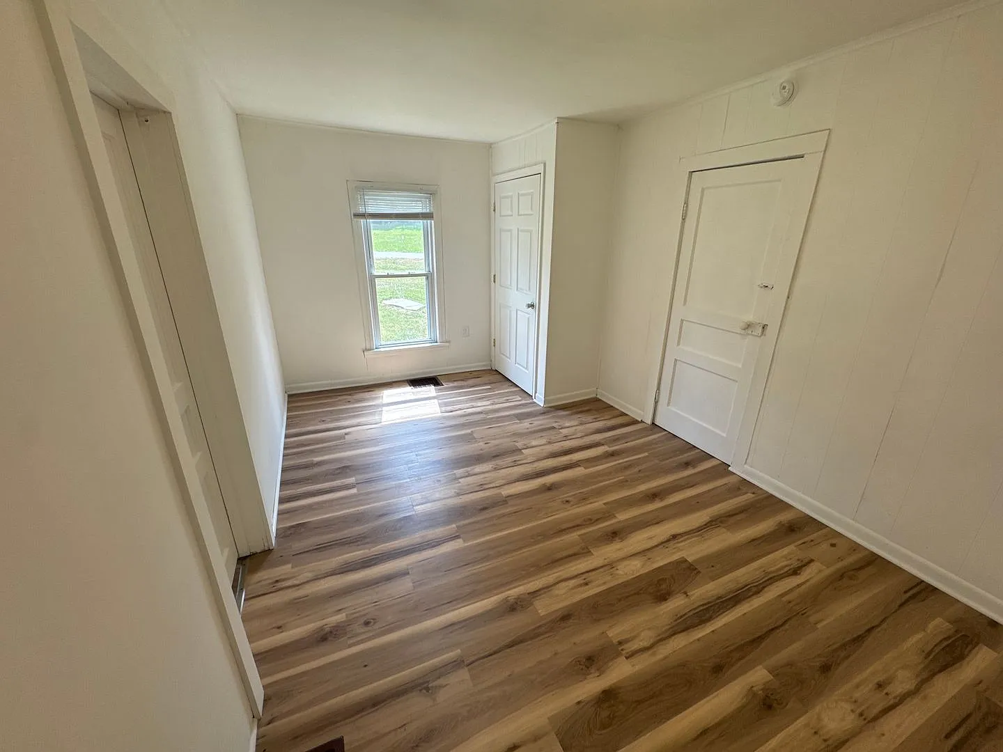 Charming 3-Bedroom Home on a Large Corner Lot in Springfield! — Photo 4
