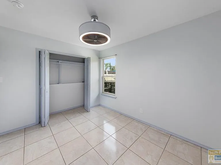 221 E Adams St — Photo 9