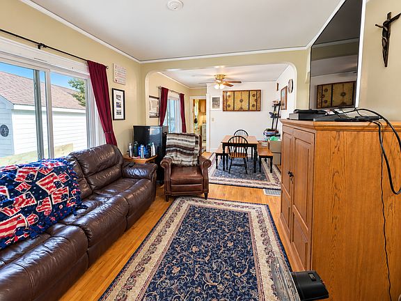 2nd image of 2082 Manitou Ave