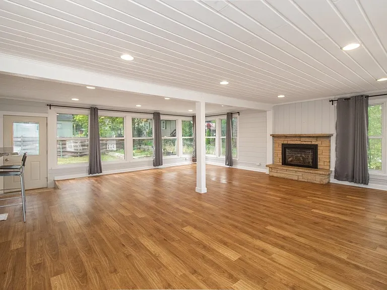 1415 Lake St NE — Photo 2
