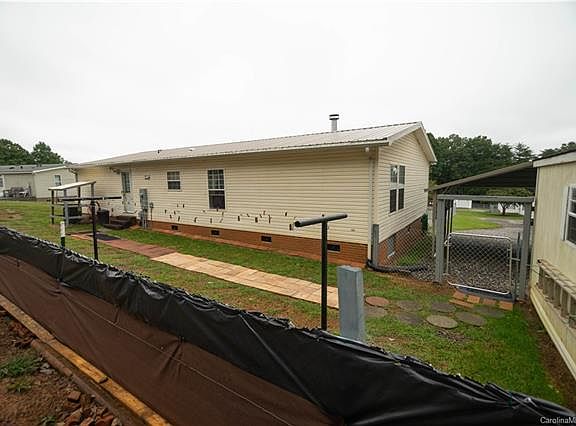 3rd image of 140 Oakstone Dr