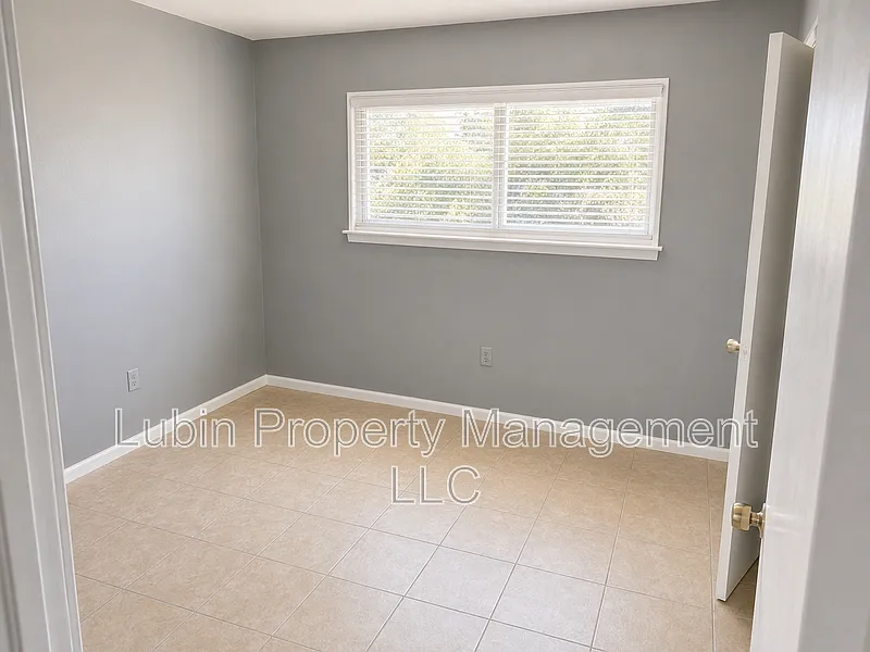 3 bed, 1.0 bath, 1000 sqft, $1,100 — Photo 4