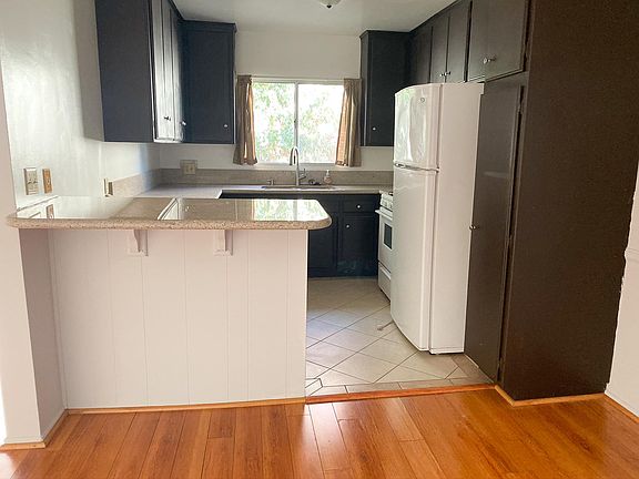 Newly remodeled kitchen cabinets & granite counters