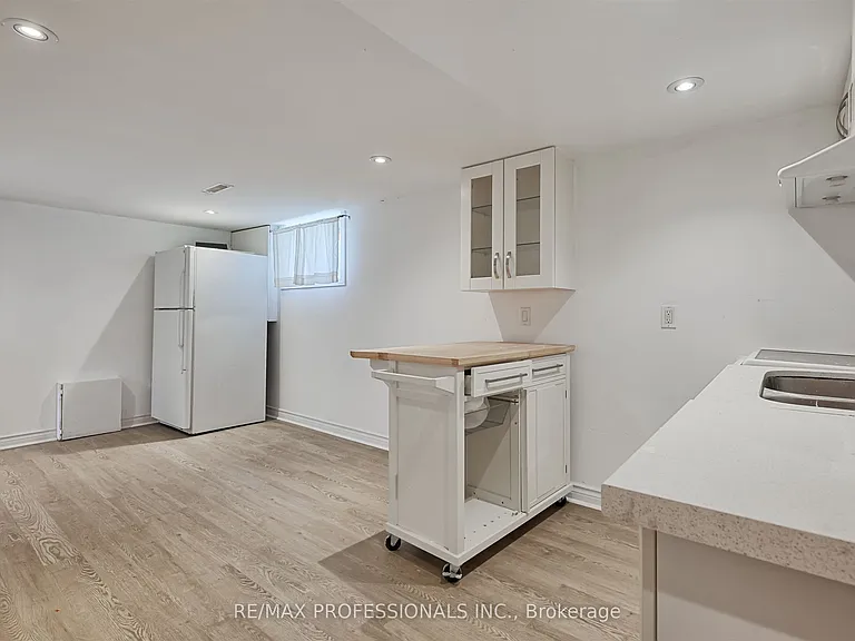 1026 Haig Blvd #BASEMENT — Photo 6