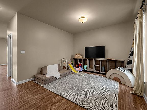 3rd image of 219 Sinclair Ct