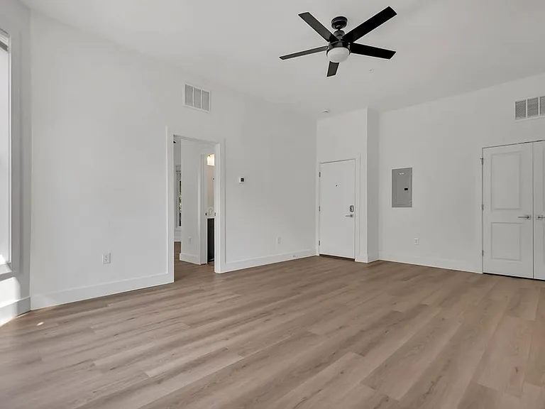 626 N College Ave — Photo 29