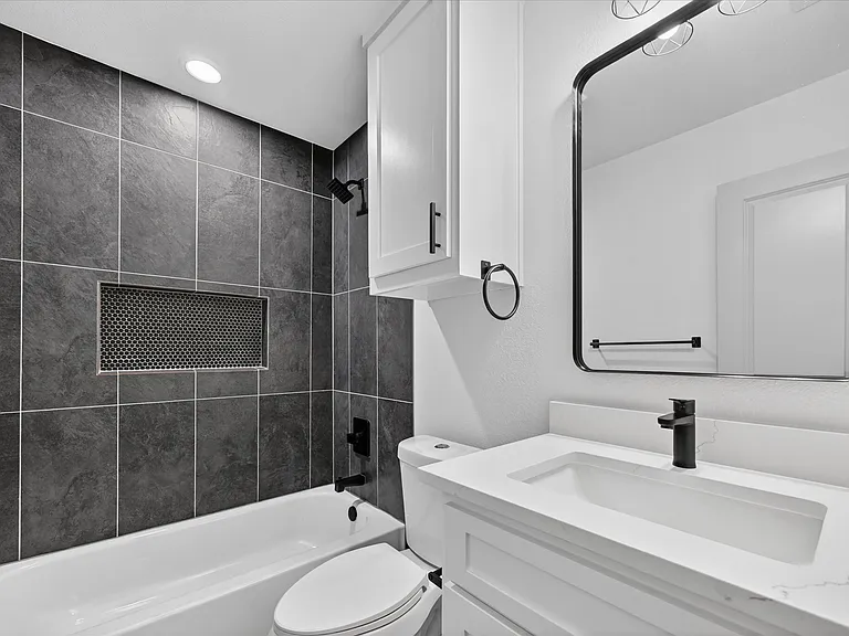 2107 Church St #B — Photo 17