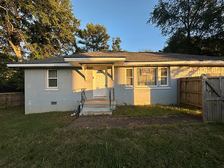 Fully fenced level ground front and backyard