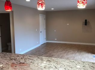 15 Lexington Ct, Streamwood, IL 60107