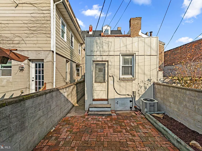 1827 Bank St — Photo 29
