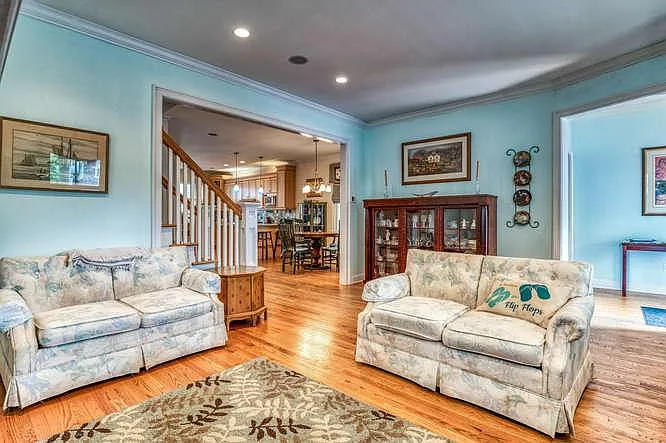5 bed, 2200 sqft, $3,750 — Photo 3