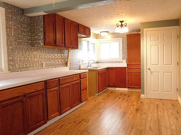 4th image of 216 Sanford St
