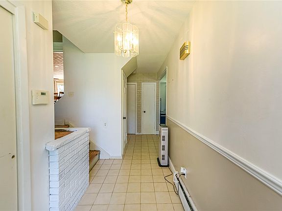 4th image of 35 Lee Circle Dr