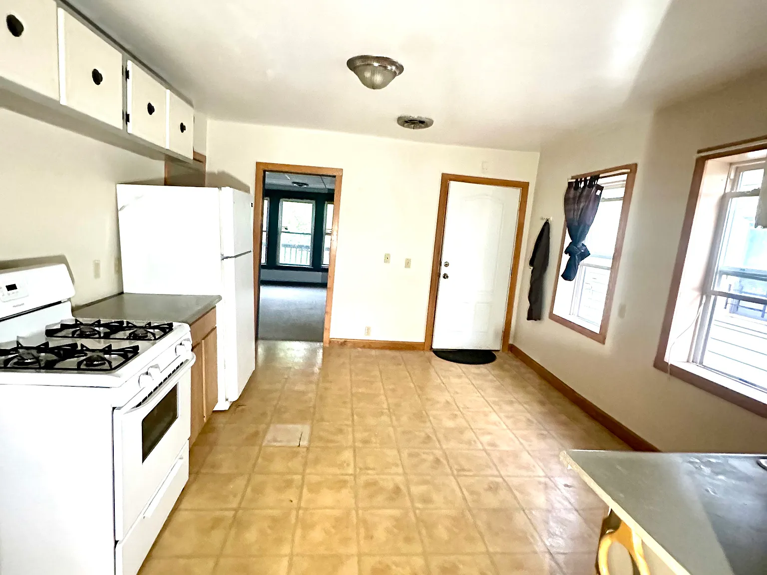 2 bed, 1000 sqft, $1,050 — Photo 1
