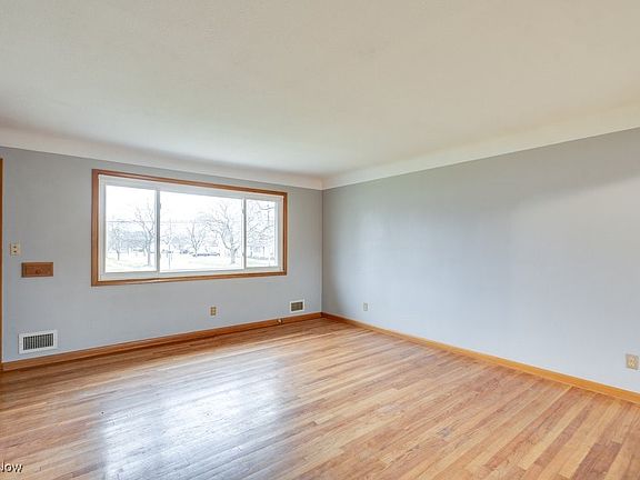 2nd image of 33 Meadowgate Blvd