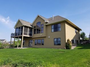 828 Beach Rd, Waconia, MN 55387