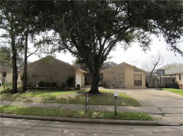 5109 Meadow Place Dr, La Porte, TX 77571