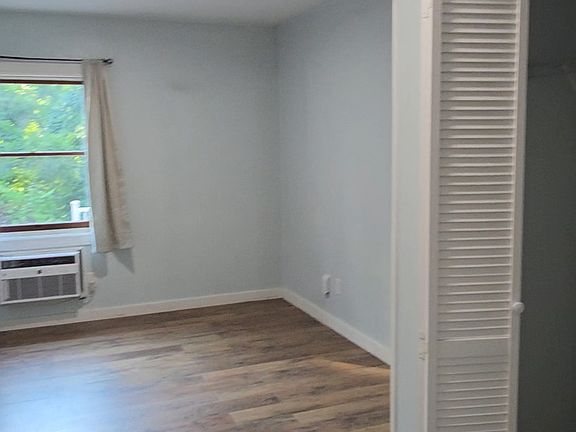 4th image of 925 College Ave #8