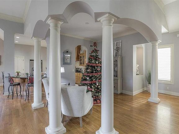 5th image of 15285 Linden Ct