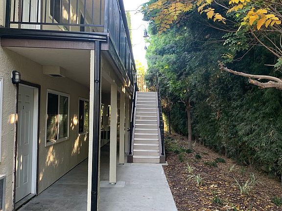 5th image of 411 Emerald Ave #1