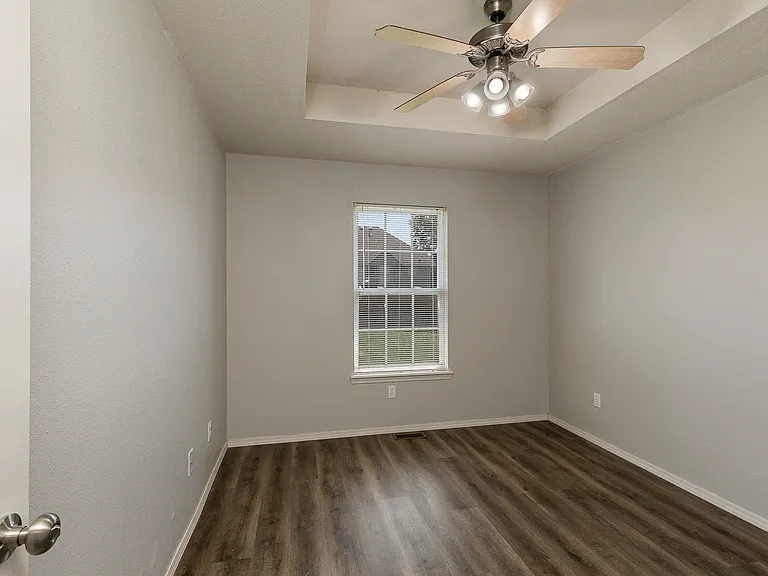 Tray ceiling in bedroom