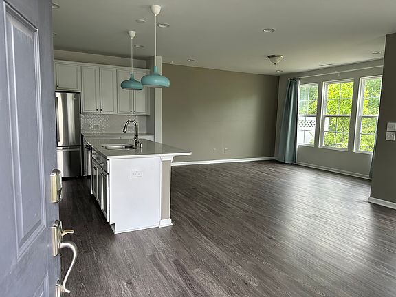 2nd image of 527 Catalina Grande Dr