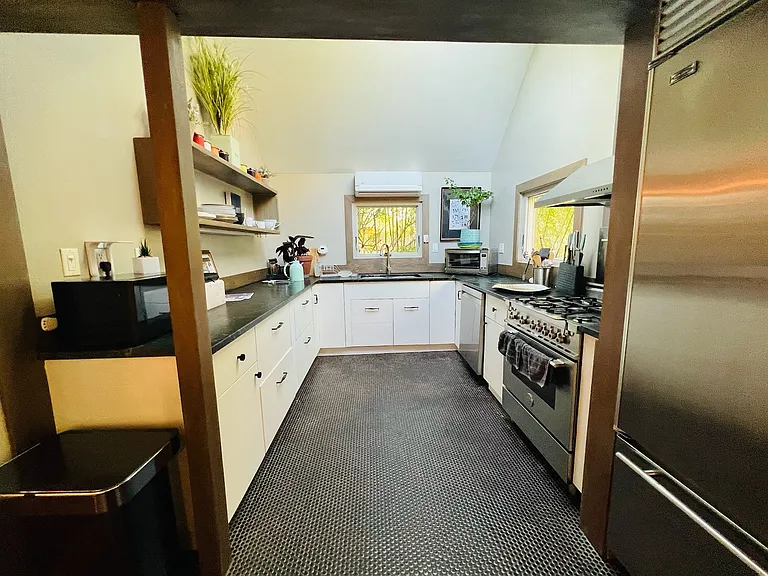 1 Burkeshire Dr — Photo 30