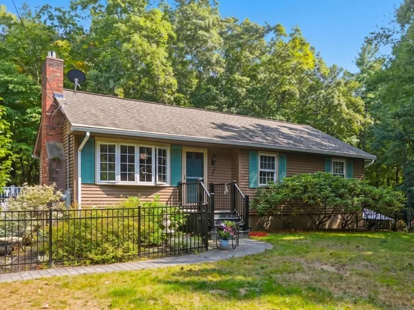 17 Maple St, Douglas, MA 01516