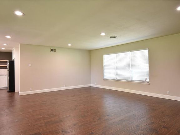 3rd image of 702 Hyde Park Dr