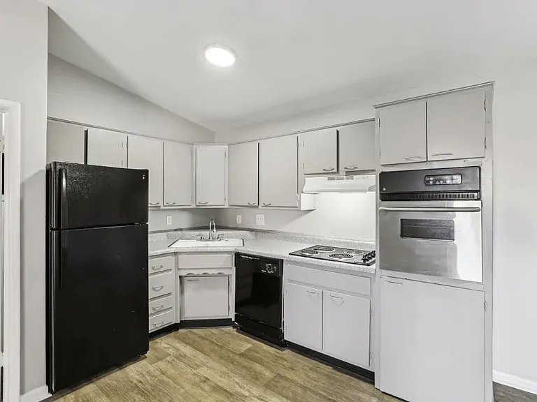 Brookwood Apartments — Photo 9