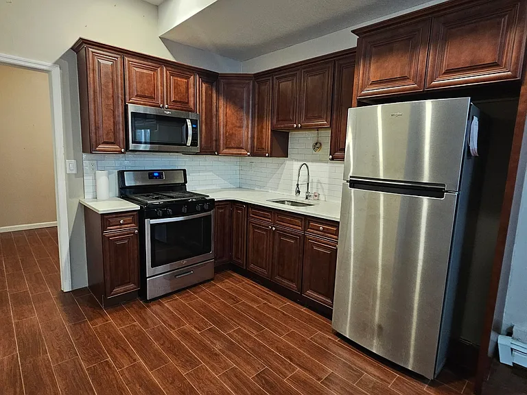 1053 Rensselaer Ave #B — Photo 2