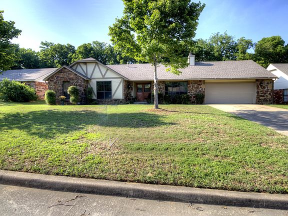 2nd image of 2604 Parkwood Dr