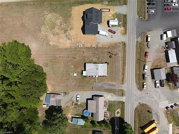 4th image of 2221 Gerringer Mill Rd