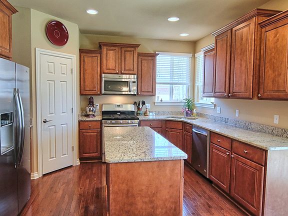 3rd image of 32824 Kathleen Dr