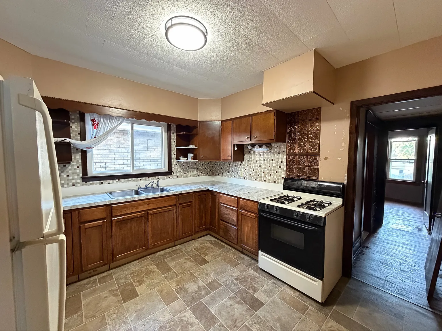 418 Colvin Avenue - Upper — Photo 4