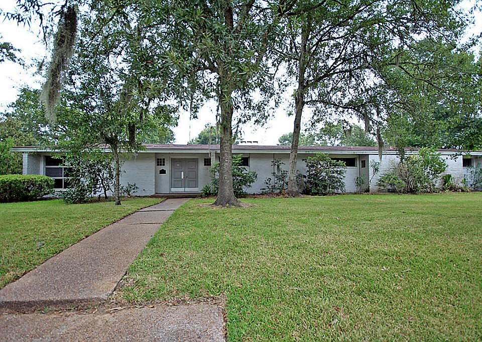 1st image of 1900 Southwood Dr