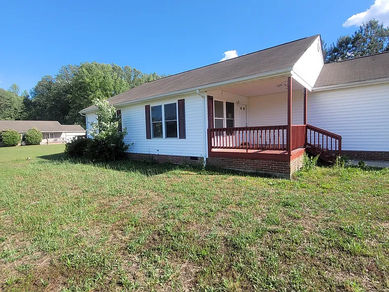 1564 Windsor Rd — Photo 2