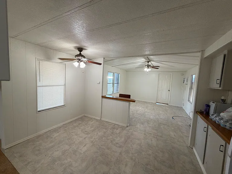 2640 Lehigh Ave — Photo 2