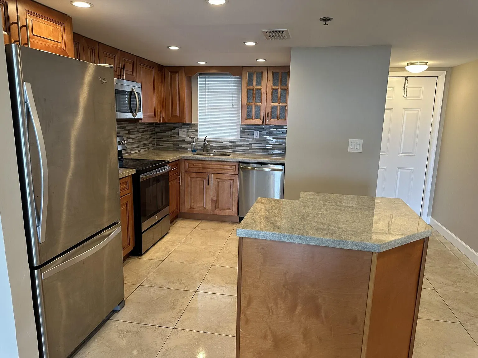 2 bed, 2.0 bath, 1070 sqft, $2,550 — Photo 2
