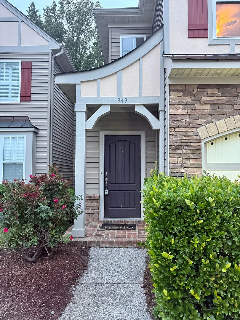 3BD/2BA Townhouse with Garage! Two Living Areas! In Grayson Pond — Photo 2