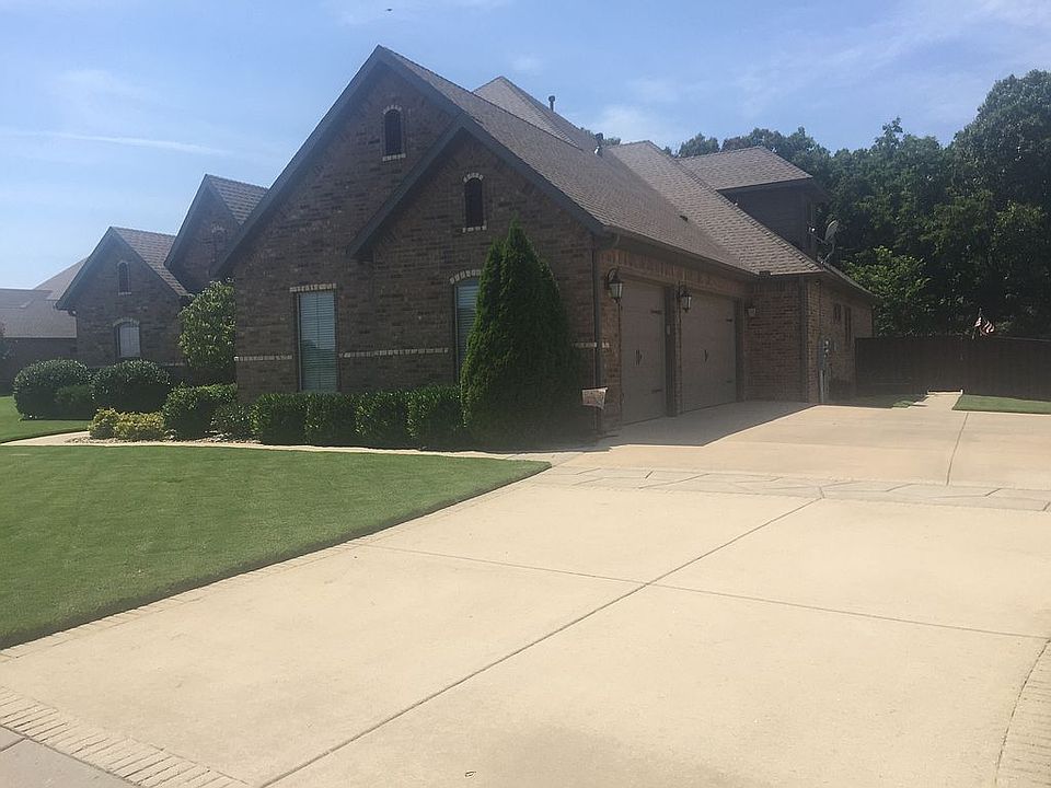 2nd image of 3290 Laurel Cir