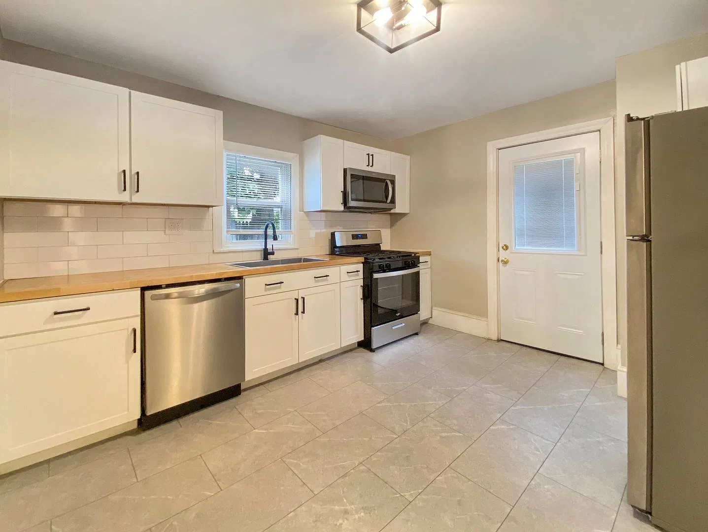 2 bed, 1.0 bath, 756 sqft, $1,450 — Photo 2