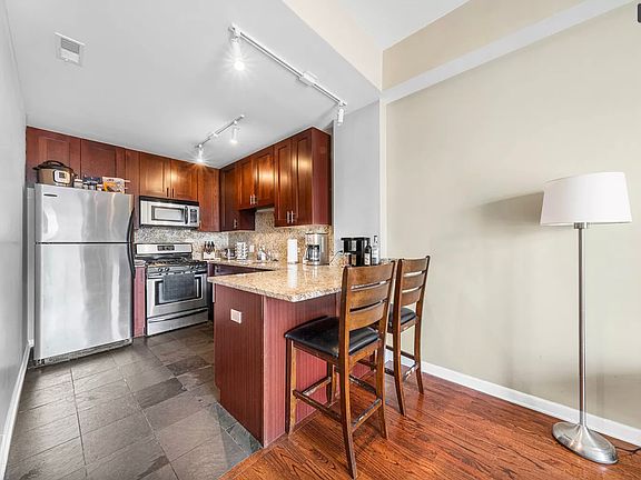 5th image of 657 W Fulton St Unit 404