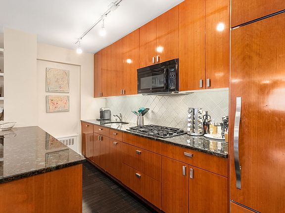 4th image of 163 E 63rd St #7J